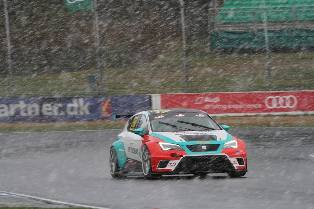 Magnus Holmgaard viste den flotte Seat Leon frem i snestorm på Jyllandsringen
(Foto: Keld Dohm)